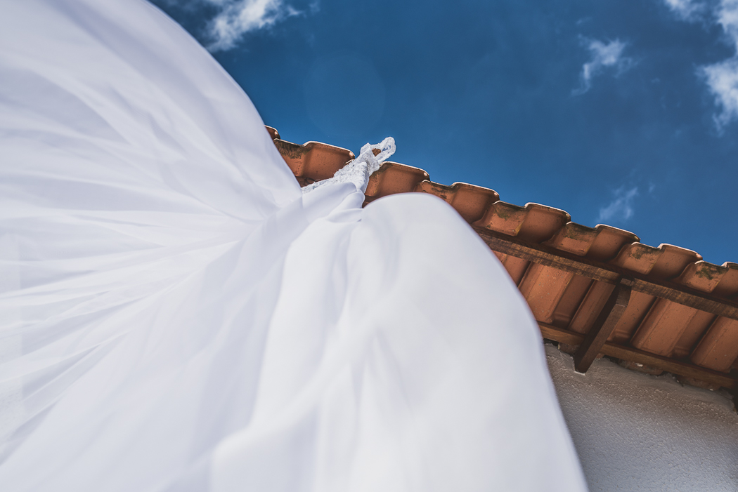 Vestido da noiva pendurado, sitio das palmeiras, fotografia de casamento, Bruno Montt Fotografia