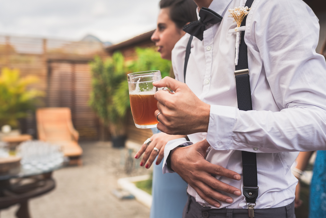 Cortejo bebendo cerveja casamento - Bruno Montt Fotografia