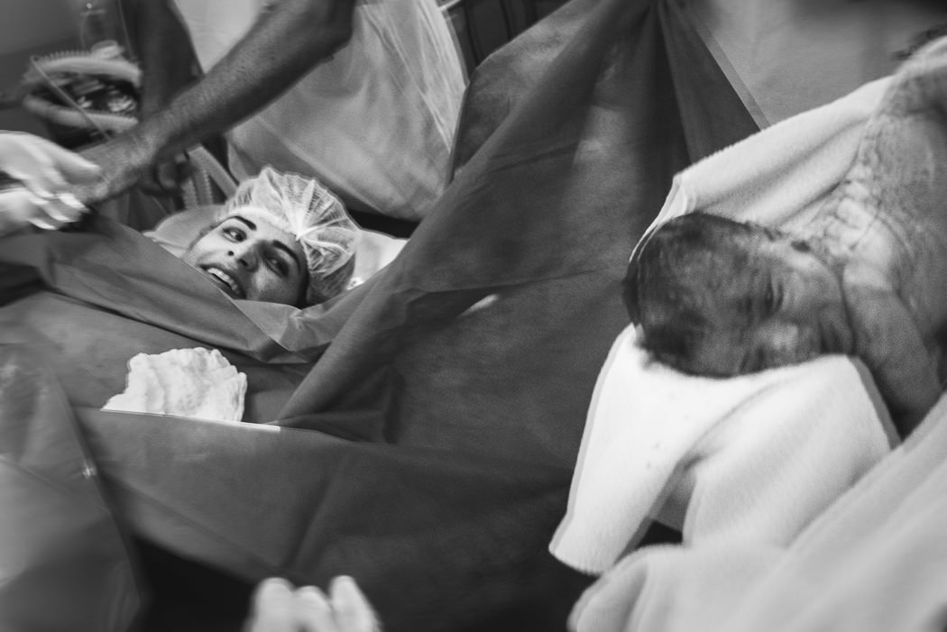 mae olhando o bebe na perinatal - Bruno Montt Fotografia