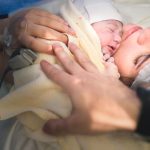 bebe no colo da mae perinatal - Bruno Montt Fotografia