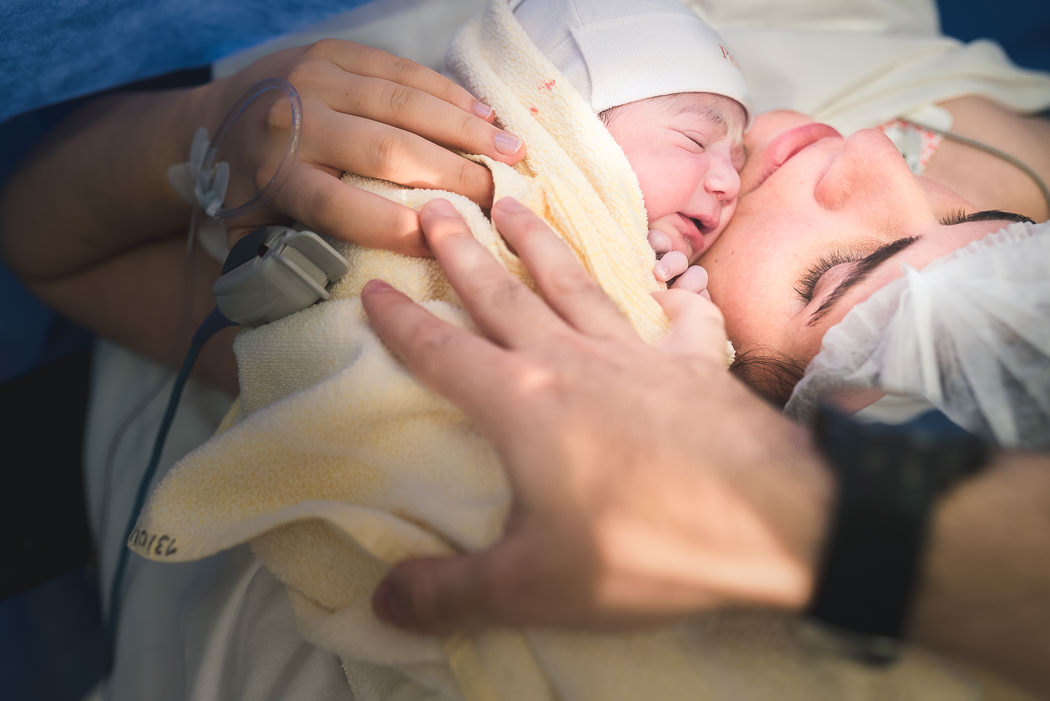 bebe no colo da mae perinatal - Bruno Montt Fotografia
