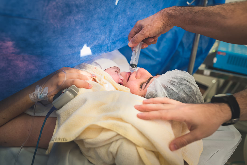 mamae recebendo vitaminas com bebe no colo - Bruno Montt Fotografia