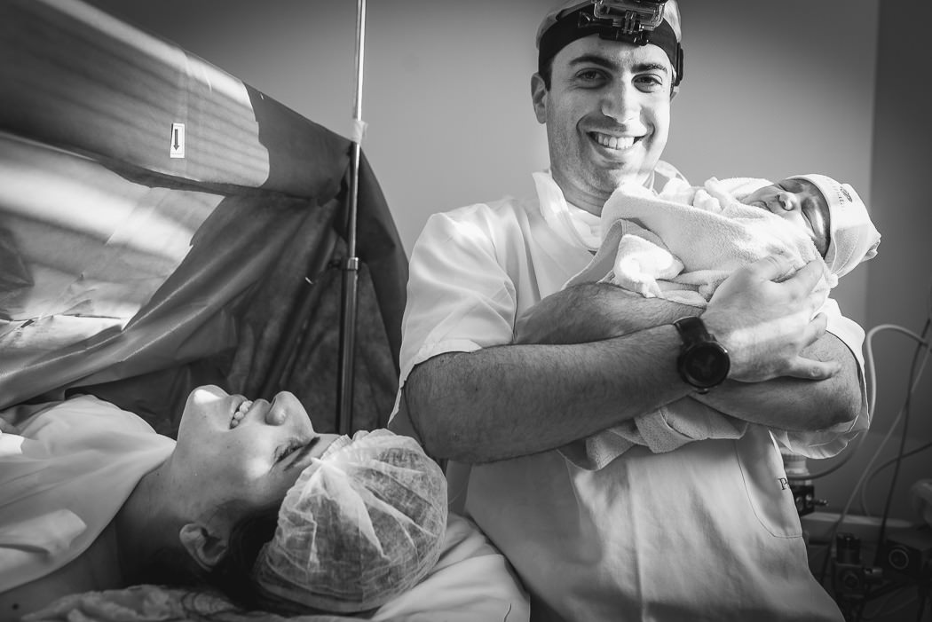 pai orgulhoso com bebe apos nascimento - Bruno Montt Fotografia