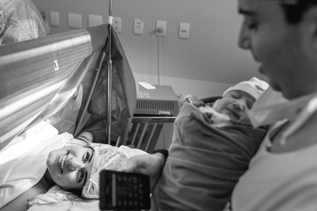 fotografando bebe apos nascimento pelo celular - Bruno Montt Fotografia