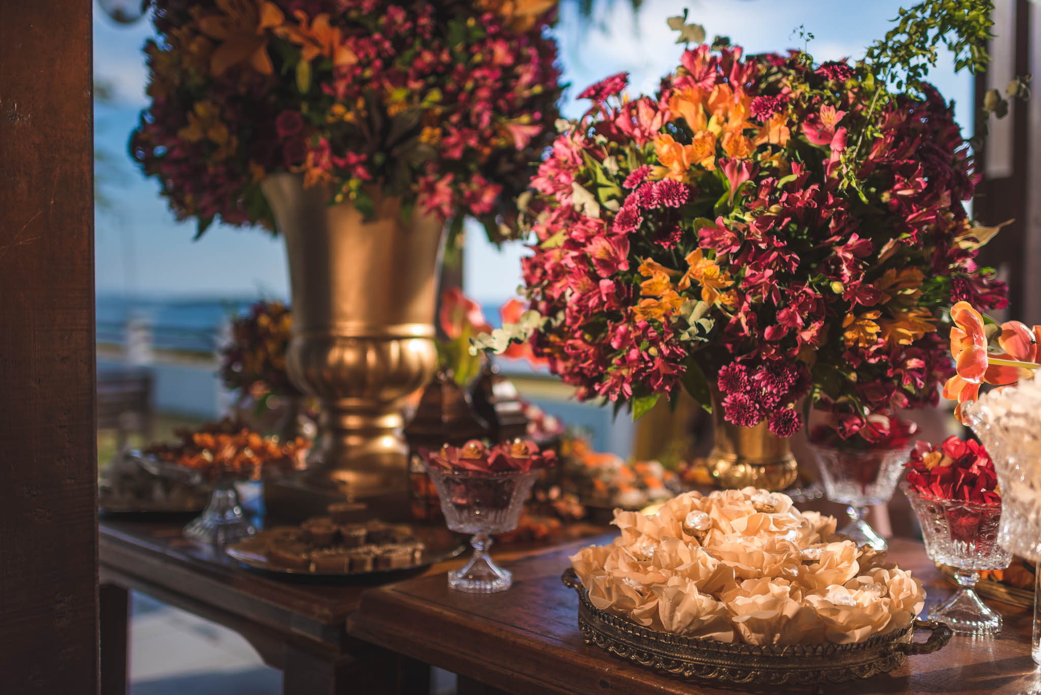Mesa de doces para casamento na praia, Bruno Montt Fotografia