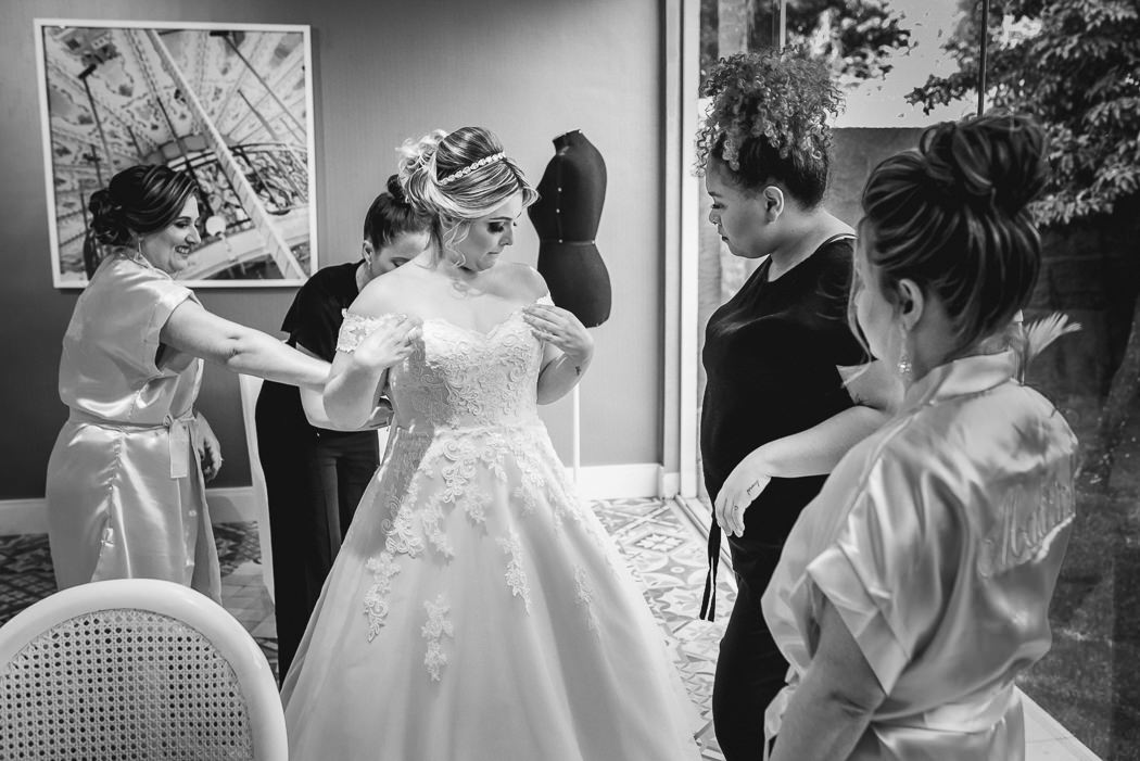noiva colocando o vestido de casamento, maison mariee rj, bistro 160, fotografo de casamento rj