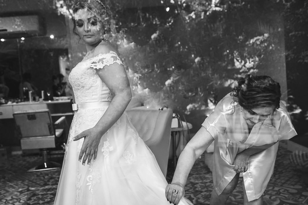 noiva colocando o vestido de casamento, maison mariee rj, bistro 160, fotografo de casamento rj